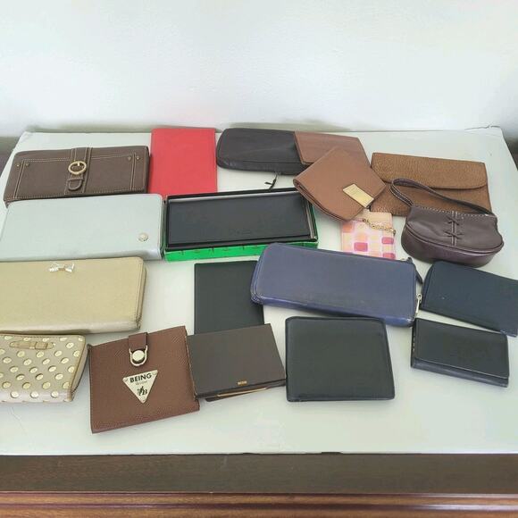 Designer Bundle Huge lot of 19 Wallets Geniue leather Vintage Fair To Excellent - Picture 1 of 12